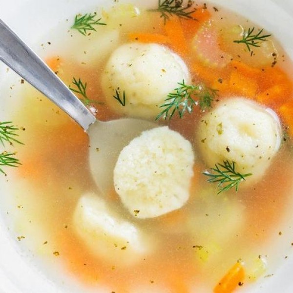Рецепт за најмеките домашни кнедли за супа: Нема да се распаднат ако го користите овој стар трик