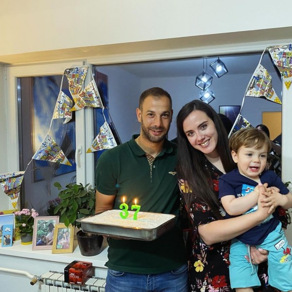 „Биди најсреќен“: Со семејна фотографија водителката Јелена му го честиташе роденденот на сопругот