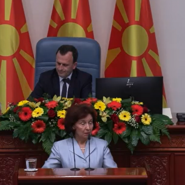 Во сино, како Меланија Трамп, новата претседателка на Македонија даде свечена заклетва